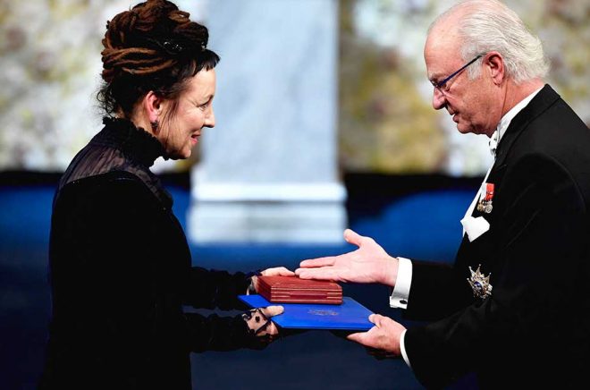 Till slut fick den polska tv-publiken se sin landsmaninna Olga Tokarczuk ta emot Nobelpriset i litteratur ur kung Carl XVI Gustafs hand. Foto: Henrik Montgomery/TT.