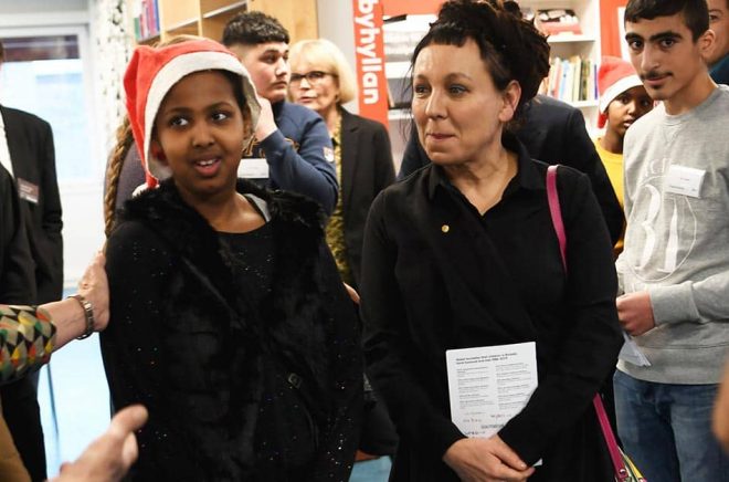 Barnen samtalade med Olga Tokarczuk, Nobelpristagaren i litteratur, på Rinkeby bibliotek. Foto: Fredrik Sandberg/TT.