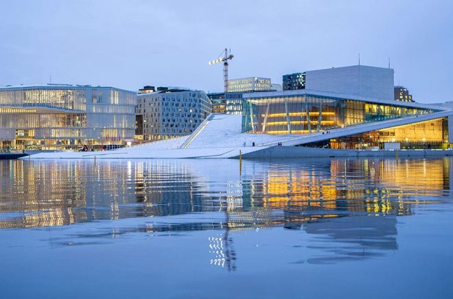 Nya Deichman, till vänster, bredvid Operahuset i Oslo. Foto: Paul Kleiven/NTB Scanpix/TT.