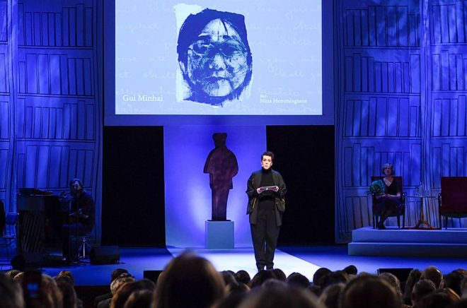 Eva Gedin, ordförande i Svenska Förläggarföreningen, talar om den fängslade förläggaren Gui Minhai under Augustgalan 2019 i Stockholms Konserthus. Foto: Pontus Lundahl/TT.