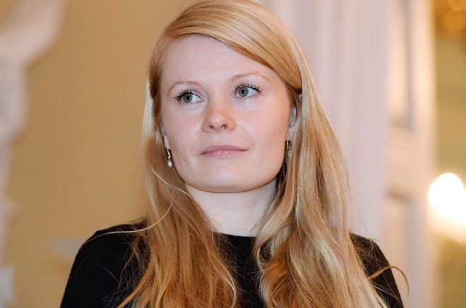 Saara Turunen har skrivit en roman om att debutera. Själv blev hon först sågad och sedan hyllad för sin debutbok. Arkivbild: Markku Ulander/Lehtikuva/TT.