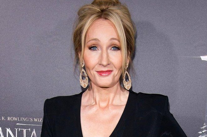 J K Rowling donerar pengar till välgörande ändamål. Arkivbild: Charles Sykes/Ap.