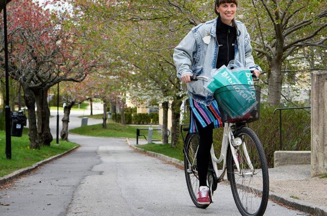 Bibliotekarie Frida Ulvegren på Östberga bibliotek cyklar hem till låntagarna med böcker. Foto: Jessica Gow/TT.