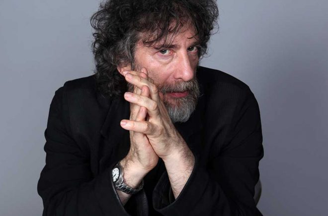 Neil Gaiman får coronakritik efter resa till skotsk ö. Arkivbild: Rebecca Cabage/AP/TT.