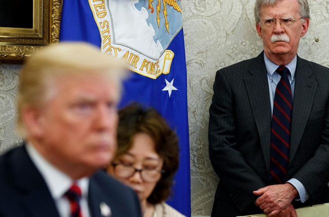 President Donald Trump vid ett besök i Sydkorea med den dåvarande nationelle säkerhetsrådgivaren John Bolton. Arkivbild: Evan Vucci/AP/TT.