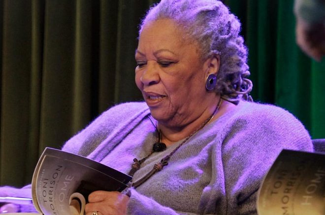 Med Jenny Holzers nya app kan man få bokcitat, av bland andra Toni Morrison, på sin vägg. Arkivbild: Bebeto Matthews/AP/TT.