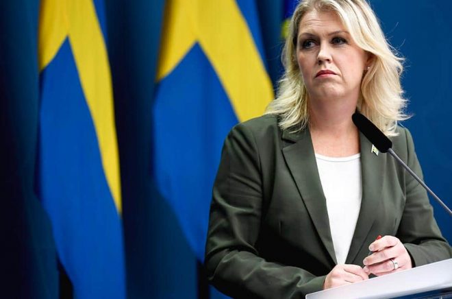 Socialminister Lena Hallengren (S) lämnar beskedet som får kultursektorn att sucka besviket: Det blir inga lättnader av publikrestriktionerna. Inte just nu, i alla fall. Text: Pontus Lundahl/TT.