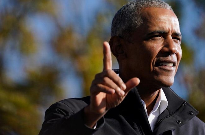 USA:s förre president Barack Obama är fortsatt populär. Här kampanjtalar han för Joe Biden tidigare i november. Foto: Brynn Anderson/AP/TT.