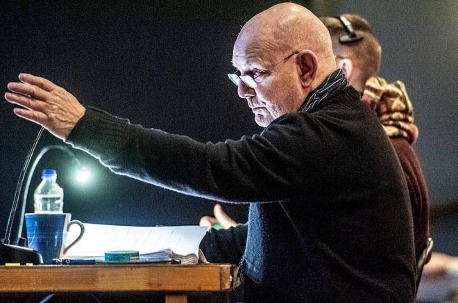 Lars Norén i regissörsstolen på Dramaten. Arkivbild: Lars Pehrson/SvD/TT.