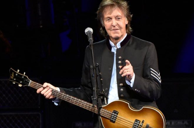 Paul McCartney ger ut sina memoarer i höst. Arkivbild: Rob Grabowski/AP/TT.