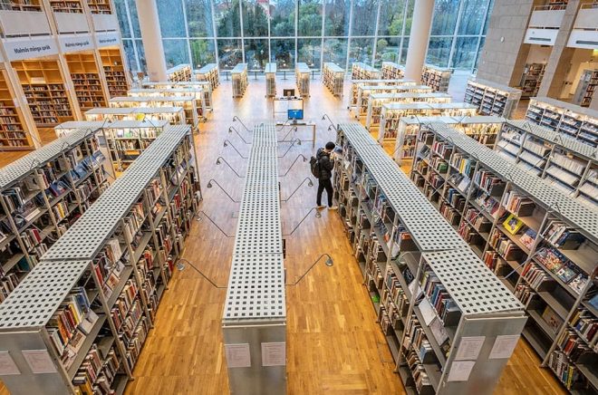 Enstaka besökare och en coronasäkrad informationsdisk på Malmö stadsbibliotek i november i fjol. Pandemin märktes även i bibliotekens utlåningsstatistik. Foto: Johan Nilsson/TT.