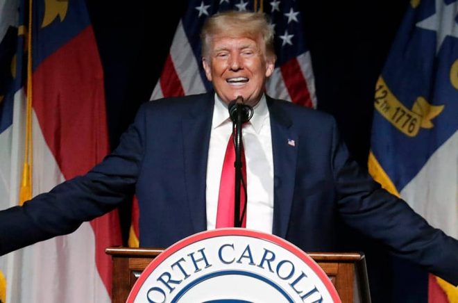 USA:s expresident Donald Trump talar på ett republikanskt partimöte i North Carolina. Foto: Chris Seward/AP/TT.