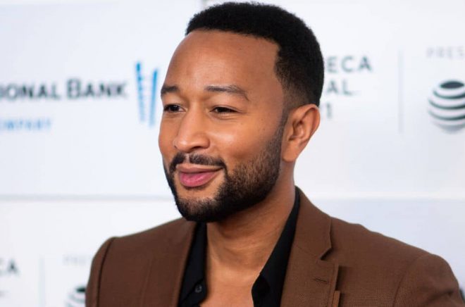 John Legend läser upp verk skrivna av ungdomar i fängelse. Foto: Charles Sykes/AP/TT