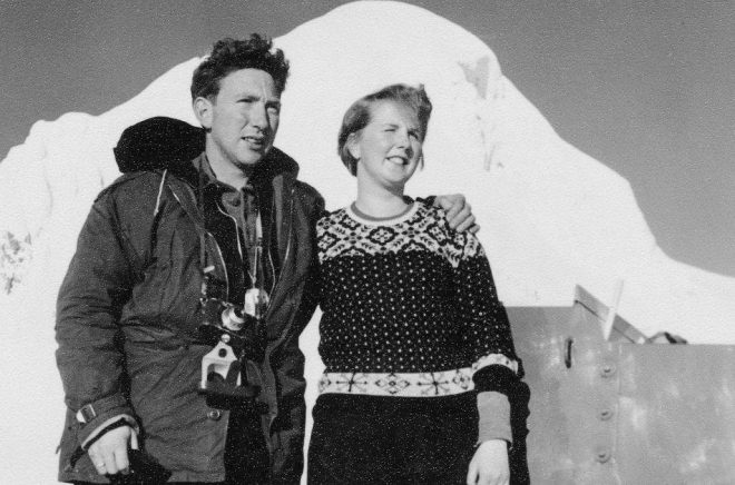 Árni Hjartansson och Hulda Gudrún Filippusdóttir, styrmorfar och mormor till den isländske författaren Andri Snaer Magnason, tillbringade sin ungdom på glaciärer och i berg. De gifte sig på Vatnajökull 1956. Foto: Ingibjörg Árnadóttir