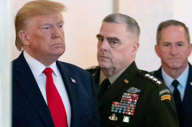 USA:s tidigare president Donald Trump med USA:s högst uppsatte general Mark Milley vid sin sida. Arkivbild: Alex Brandon/AP/TT.