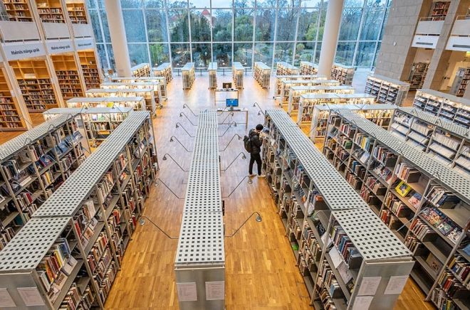 Enstaka besökare och en coronasäkrad informationsdisk på Malmö stadsbibliotek. Arkivbild: Johan Nilsson/TT.