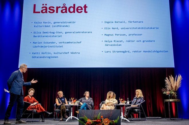 Svante Weyler, Kulturrådet, diskuterar det nya läsrådet tillsammans med kulturminister Amanda Lind, Katti Hoflin kulturchef i Västra Götalandsregionen, Elin Nord, universitetsbibliotekarie, Helya Riazat, rektor för Järvaskolan och Ingela Korsell, författare. Foto: Adam Ihse/TT.