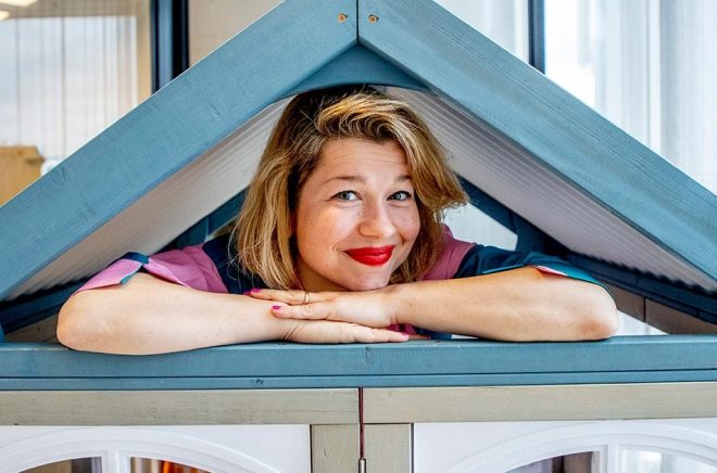 Anete Melece ser det svenska Peter Pan-priset som en uppmuntran att göra fler helt egna barnböcker. Foto: Adam Ihse/TT.
