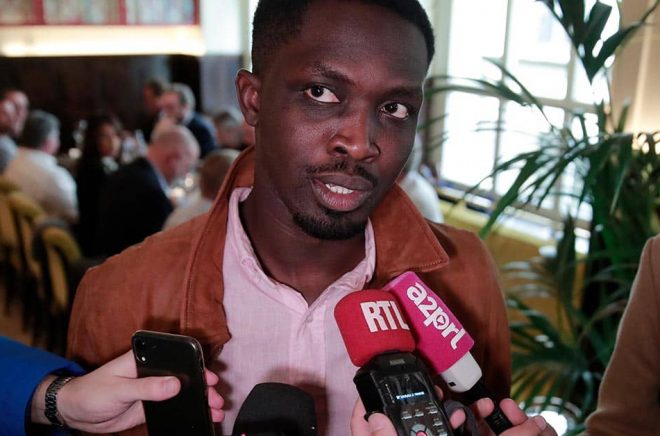 31-årige Mohamed Mbougar Sarr får årets Goncourtpris. Foto: Lewis Joly/AP.