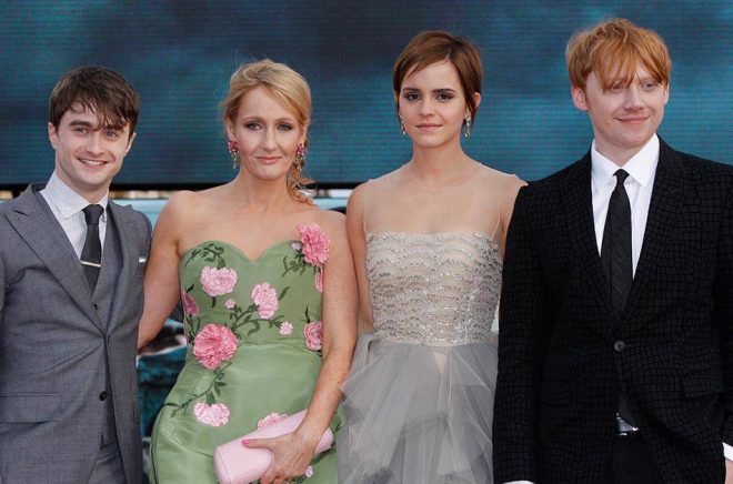 Harry Potters upphovskvinna JK Rowling flankeras av skådespelarna Daniel Radcliffe, Emma Watson och Rupert Grint. Arkivbild: Joel Ryan/AP/TT.