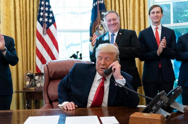 USA:s dåvarande president talar i telefon vid sitt skrivbord i Ovala rummet i Vita huset i oktober 2020. Foto: Alex Brandon/AP/TT.