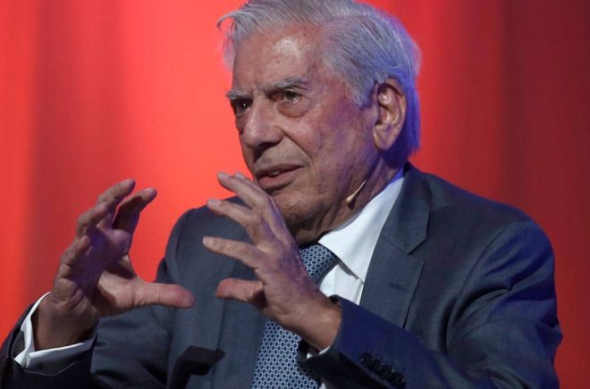 Peruanske författaren Mario Vargas Llosa väljs in i Franska Akademien. Arkivbild: Manu Fernandez/AP/TT.