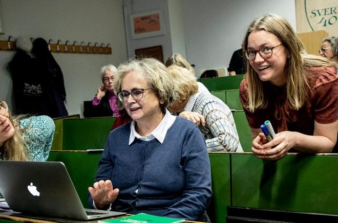 Maria Bergendal, Jenny Nilsson och forskningsledaren Malin Nauwerck tar sig an tre av Astrid Lindgrens stenogramblock med okänt innehåll. Foto: Christine Olsson/TT.
