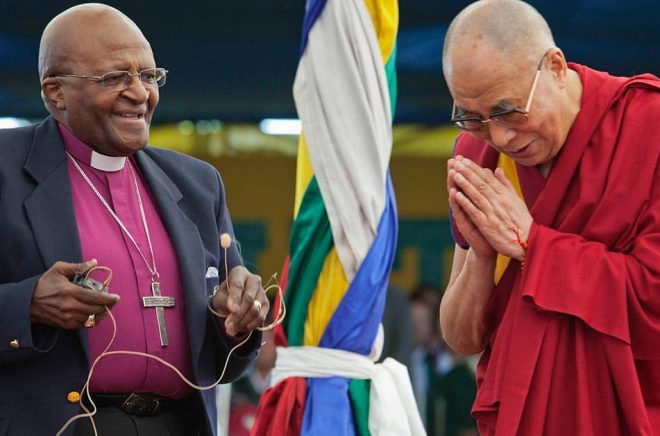 Desmond Tutu tillsammans med Tibets andlige ledare Dalai lama på ett besök på en skola i Indien för tibetanska barn. Arkivbild: Ashwini Bhatia.