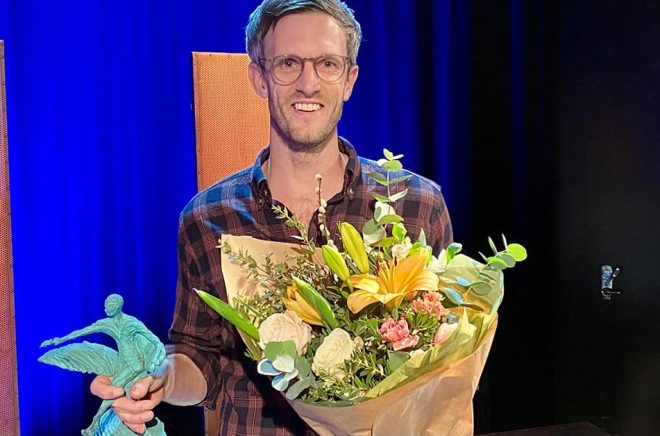 Jojje Olsson tilldelas Selanderpriset. Pressbild: Catarina Nitz.