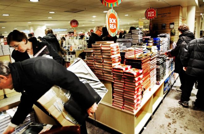 Under årets rea kan den fysiska bokhandeln släppa in många kunder igen. Foto: Ingvar Karmhed / TT