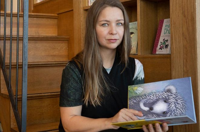 Tania Goryushina, illustratör och bokförläggare, har själv illustrerat barnböcker av den ukrainske författaren Andrej Kurkov. Foto: Fredrik Sandberg/TT.