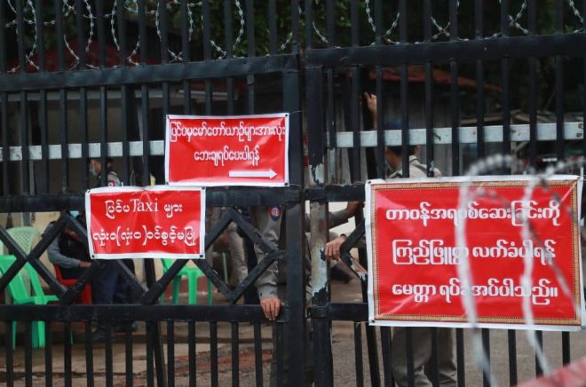 Fängelsevakter och poliser vid ingången till Insein-fängelset i Rangoon (Yangon) i Myanmar 2021. Foto: AP/TT