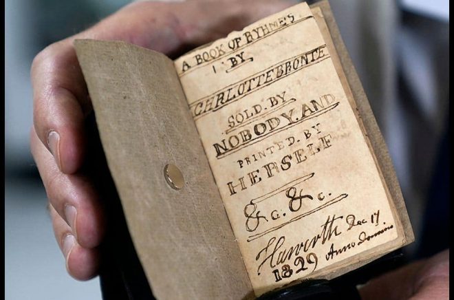 Boken skrevs av Charlotte Brontë när hon var 13 år och har ansetts vara försvunnen. Foto: Timothy A Clary/AFP/TT.