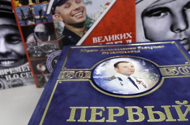 Ryska böcker, som här om Jurij Gagarin, får inte längre importeras i Ukraina. Foto: Misha Japaridze/AP/TT