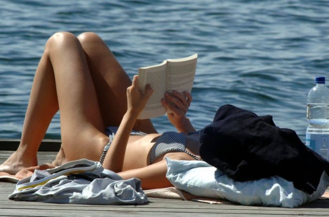 Chansen är stor att det som läses på stranden eller i hängmattan i sommar är en deckare – men intresset för romantik har också ökat. Foto: Hasse Holmberg/TT