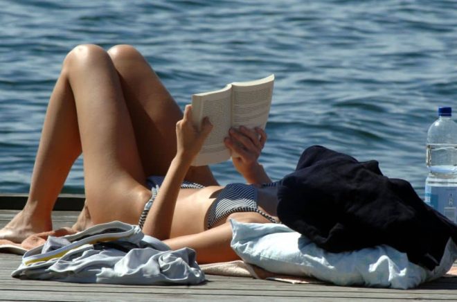 Chansen är stor att det som läses på stranden eller i hängmattan i sommar är en deckare – men intresset för romantik har också ökat. Foto: Hasse Holmberg/TT