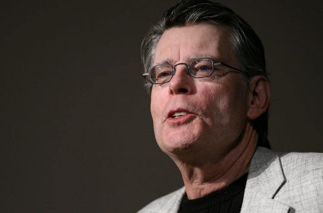 Författaren Stephen King ska vittna i ett mål menat att blockera sammanslagningen av de två största amerikanska bokförlagen. Arkivbild: AP/Mark Lennihan.