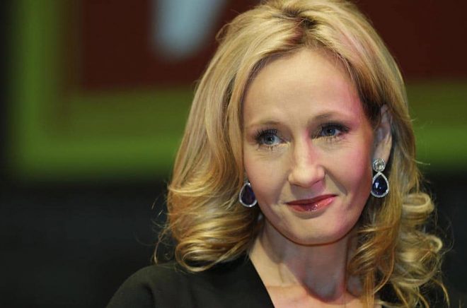 JK Rowling twittrade sitt stöd för Salman Rushdie och blev sedan hotad. Nu undersöker skotska polisen fallet. Arkivbild: Lefteris Pitarakis/AP.