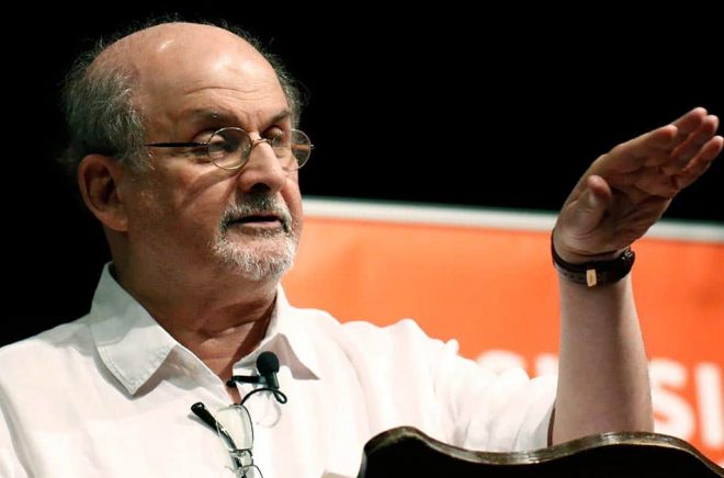 Irans utrikesdepartement tycker sig inte ha någon skuld i attacken mot Salman Rushdie. Arkivbild: Rogelio V. Solis/AP.