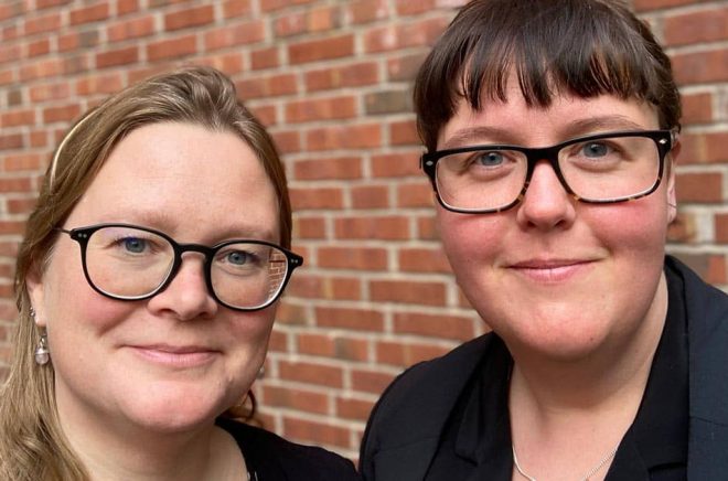 Emma Berge Kleber och Amira Sofie Sandin vid Högskolan i Borås har undersökt hur pandemin påverkade barn och ungas bibliotekskontakter. Foto: TT.