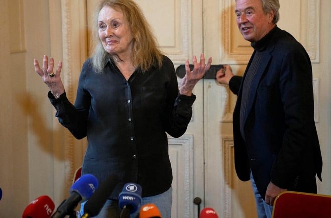 Annie Ernaux och bokförlaget Gallimards vd, Antoine Gallimard, vid pressträffen i Paris. Foto: Michel Euler/AP.