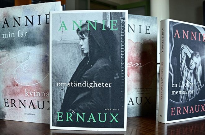 Några av Annie Ernauxs böcker i svens.k översättning. Foto: Claudio Bresciani/TT