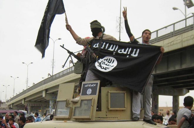 Jihadister håller upp terrorgruppen Islamiska statens flagga i al-Falluja, Irak, 2014. Arkivbild: AP/TT.