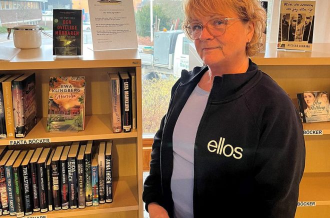 Lagerarbetaren Cathrine Jansson har jobbat på Ellos i 44 år och är bokombud för företagets bibliotek. Foto: Åsa Tobrant.
