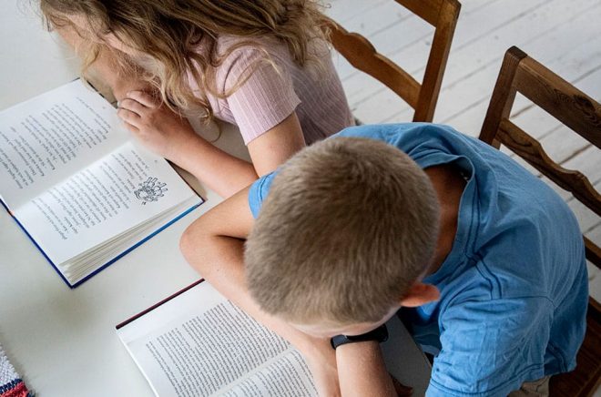 Forskare har länge pekat på vad som behövs för att stärka barns och ungas läsning. Ändå ser siffrorna dystra ut. Arkivbild: Christine Olsson/TT.