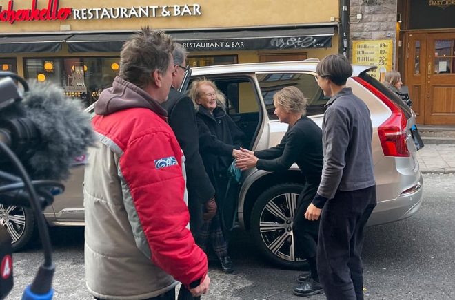Litteraturpristagaren Annie Ernaux anländer till Söderbokhandeln där hon ska signera böcker. Foto: Elin Swedenmark/TT.