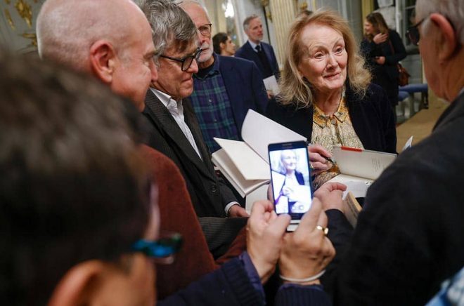 Den franska författaren och litteraturpristagaren Annie Ernaux efter sin Nobelföreläsning i Börshuset i Stockholm. Foto: Fredrik Persson/TT.