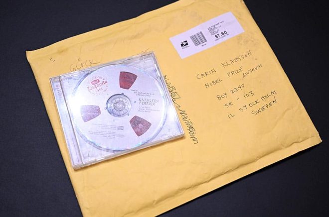 Nobelpristagaren Louise Glück har skänkt en cd-skiva med den österrikiske kompositören Gustav Mahler till Nobelprismuseet. Foto: Henrik Montgomery/TT.