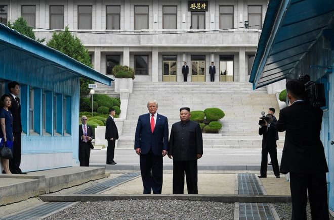 Dåvarande president Donald Trump stod 2019 som första amerikansk president på nordkoreansk mark i Panmunjom, mellan Nord- och Sydkorea. Han träffade Nordkoreas diktator Kim Jong-un. Arkivbild: Susan Walsh/AP/TT.