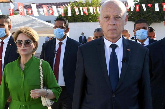 Tunisiens president Kaîs Saïed (i mitten) Arkivbild: Slim Abid/Tunisiens presidentkansli via AP/TT.